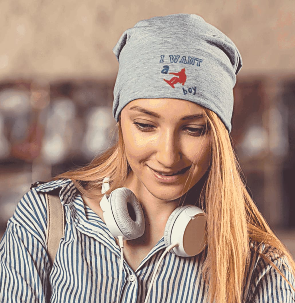 Blondes Mädchen mit grauer Beanie